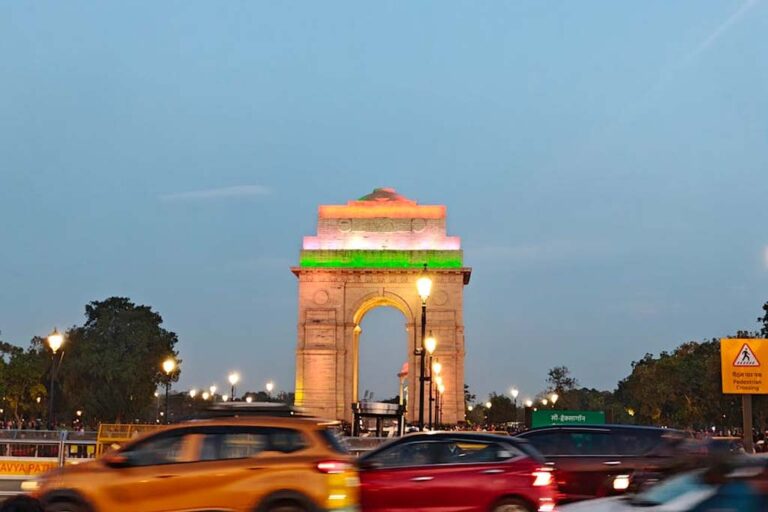 女性ガイド付きタージ・マハル 1 日ツアー | デリー発のプライベートで安全なツアー